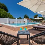 Villa Paradiso: Near Beach, Superb Pool And Garden